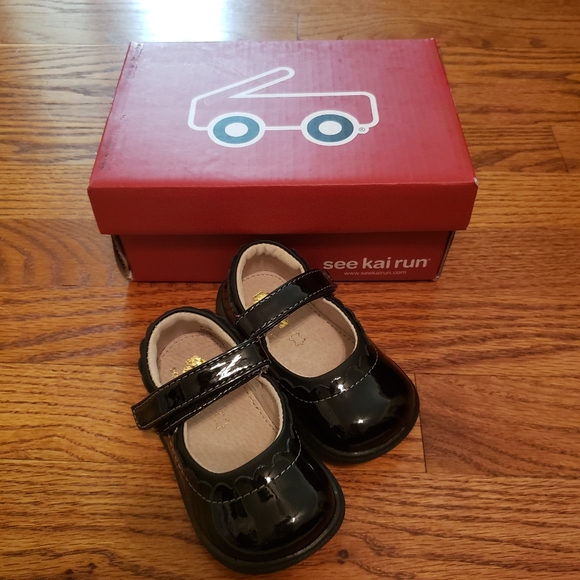 See Kai Run Mary Jane II Black Patent Shoes - Picture 3 of 12